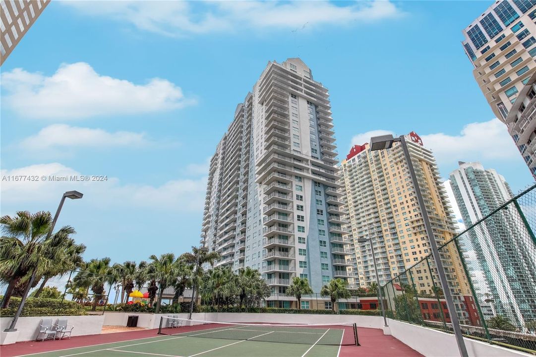 Active With Contract: $3,056 (1 beds, 1 baths, 928 Square Feet)