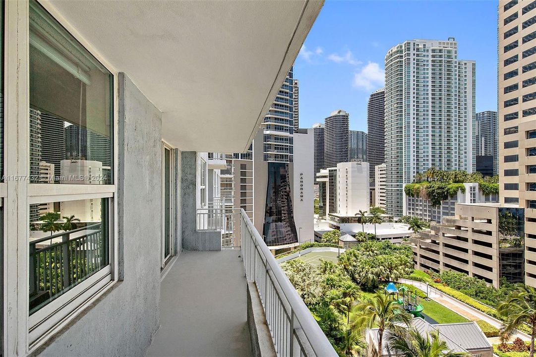 Active With Contract: $3,056 (1 beds, 1 baths, 928 Square Feet)