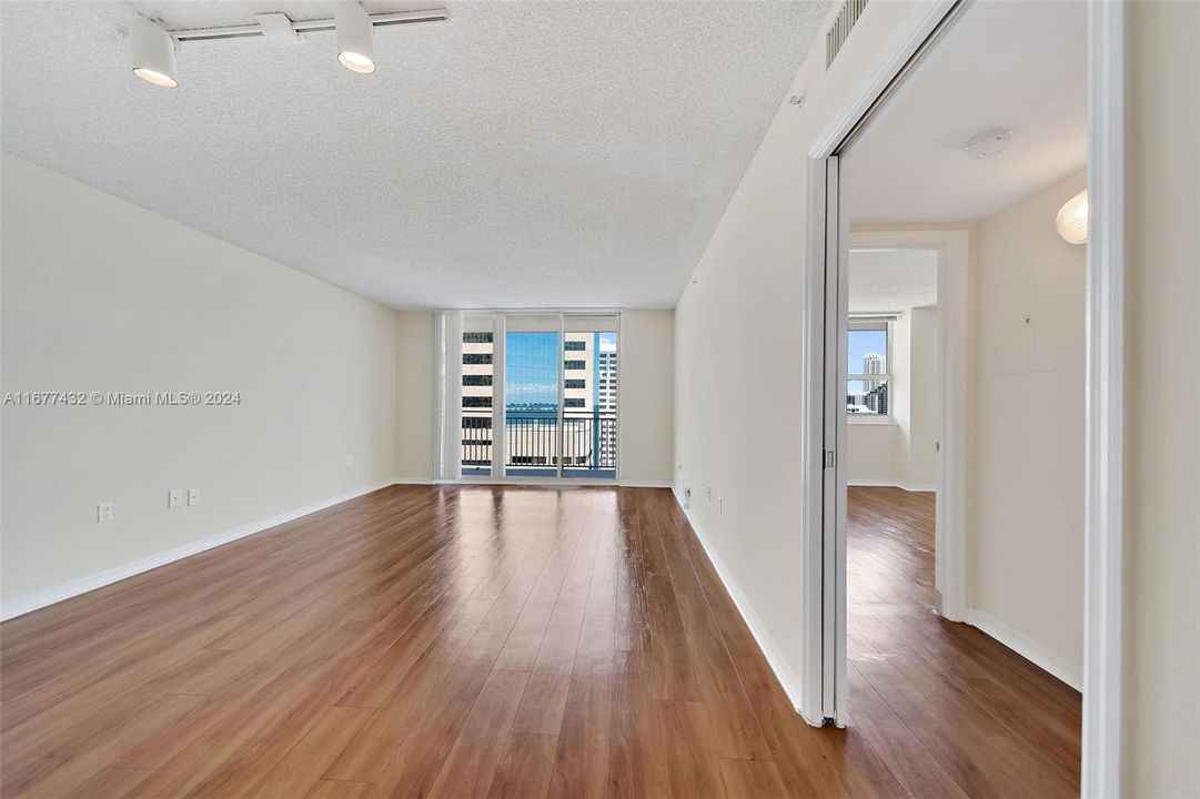 Active With Contract: $3,056 (1 beds, 1 baths, 928 Square Feet)