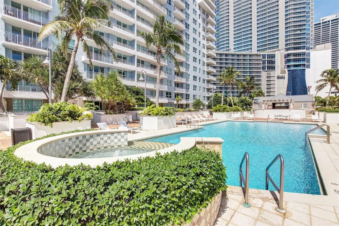 Active With Contract: $3,056 (1 beds, 1 baths, 928 Square Feet)