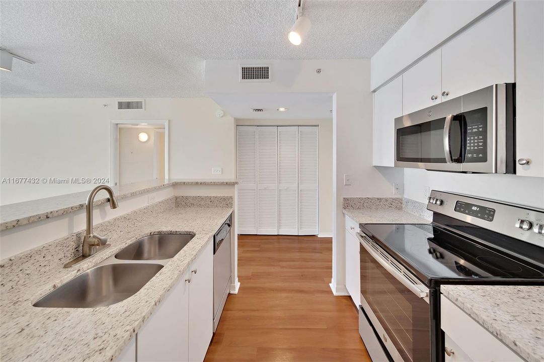 Active With Contract: $3,056 (1 beds, 1 baths, 928 Square Feet)