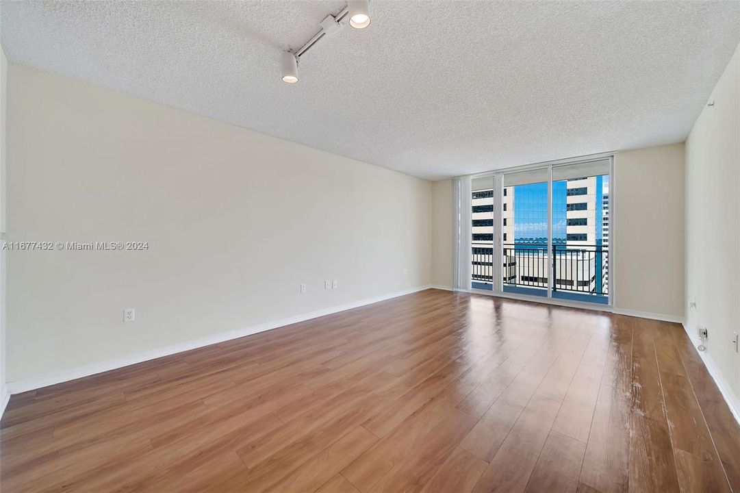 Active With Contract: $3,056 (1 beds, 1 baths, 928 Square Feet)