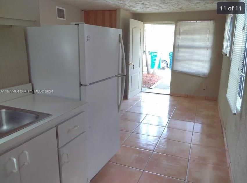 For Sale: $270,000 (2 beds, 1 baths, 870 Square Feet)