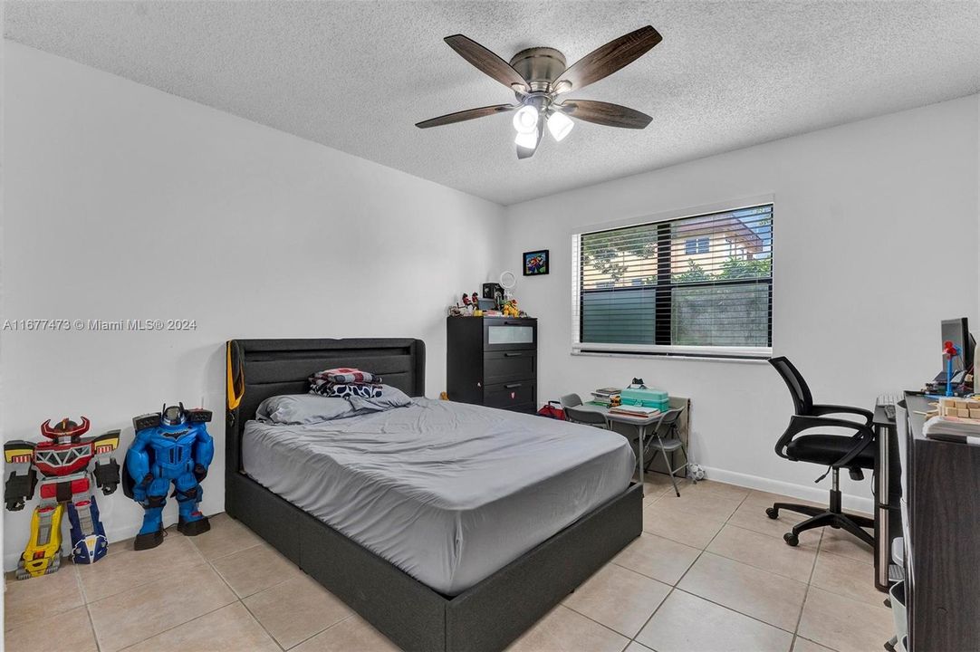 For Sale: $279,900 (2 beds, 2 baths, 1060 Square Feet)