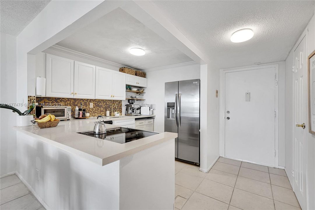 For Sale: $290,000 (1 beds, 1 baths, 915 Square Feet)