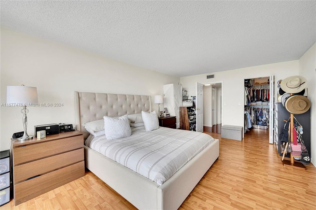 For Sale: $290,000 (1 beds, 1 baths, 915 Square Feet)