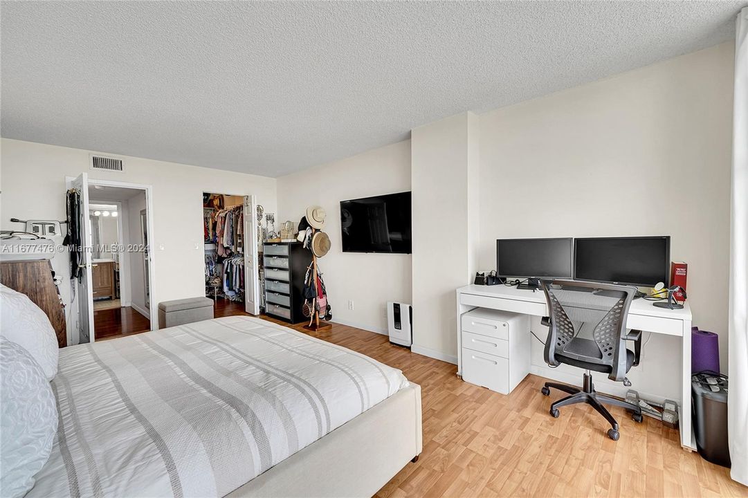 For Sale: $290,000 (1 beds, 1 baths, 915 Square Feet)