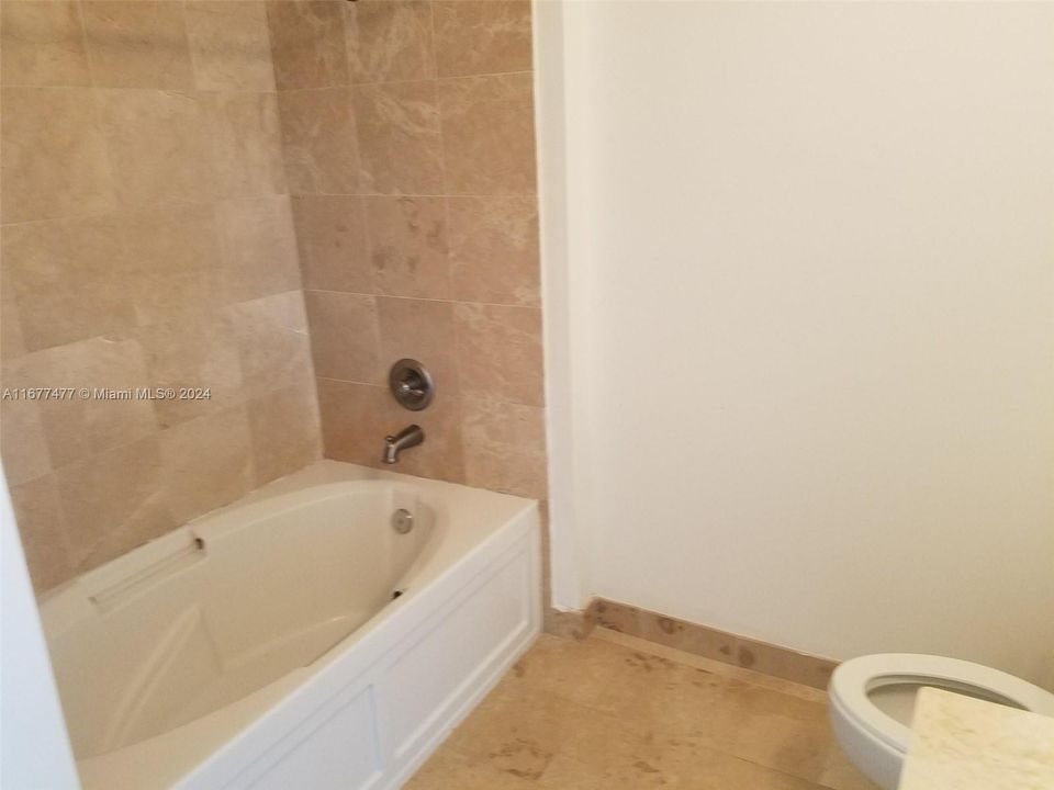 For Sale: $290,000 (1 beds, 1 baths, 730 Square Feet)