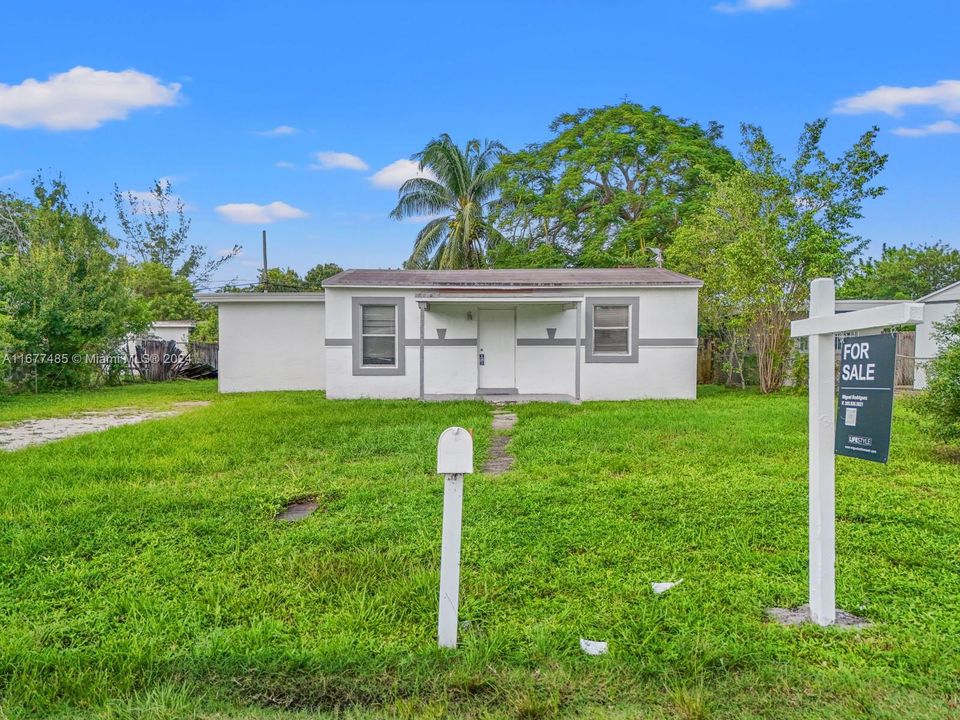 For Sale: $350,000 (3 beds, 1 baths, 888 Square Feet)