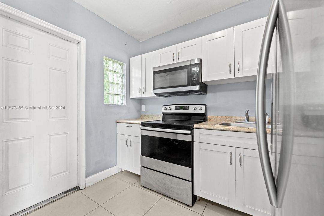 For Sale: $350,000 (3 beds, 1 baths, 888 Square Feet)