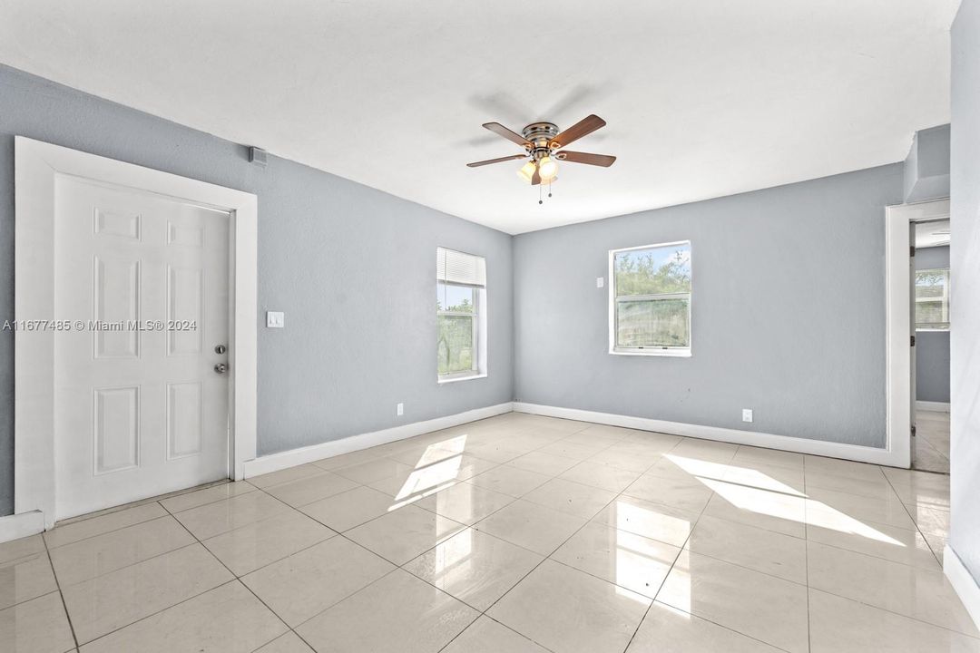 For Sale: $350,000 (3 beds, 1 baths, 888 Square Feet)