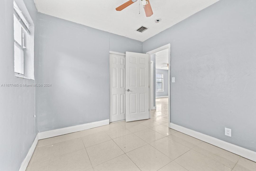 For Sale: $350,000 (3 beds, 1 baths, 888 Square Feet)