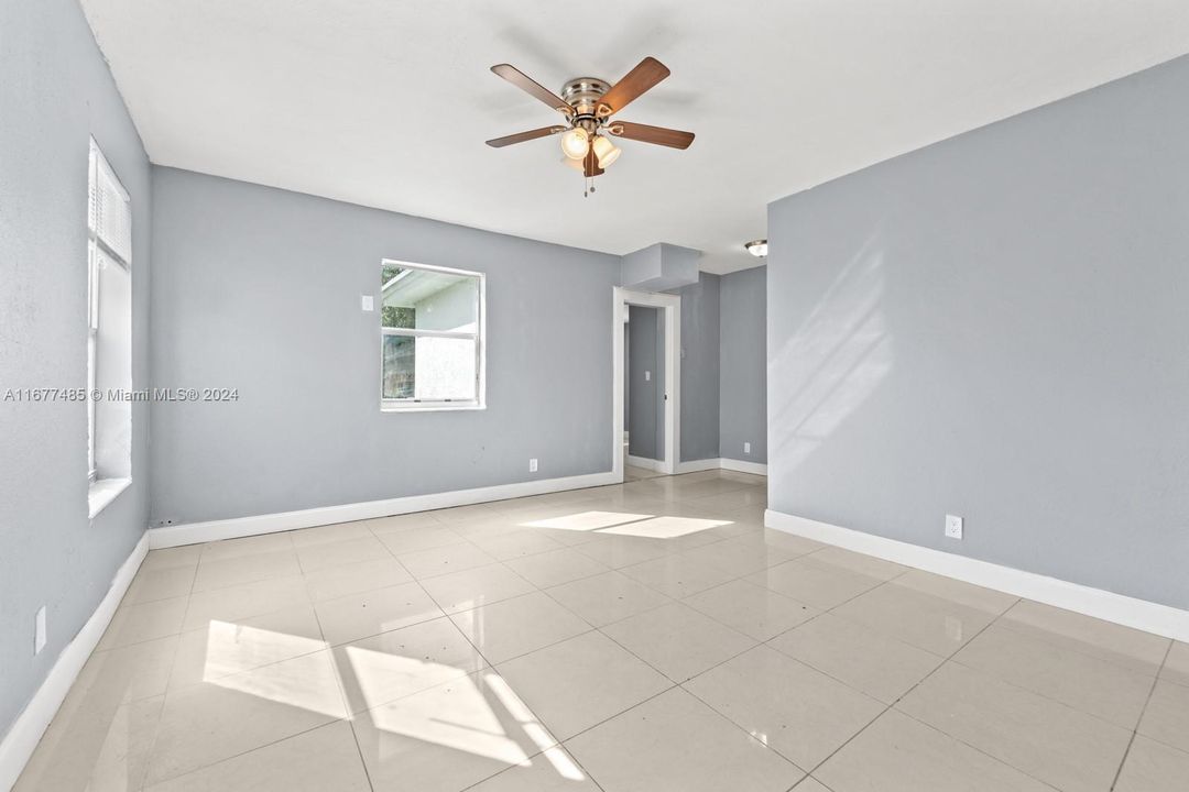 For Sale: $350,000 (3 beds, 1 baths, 888 Square Feet)