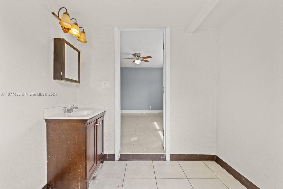 For Sale: $350,000 (3 beds, 1 baths, 888 Square Feet)