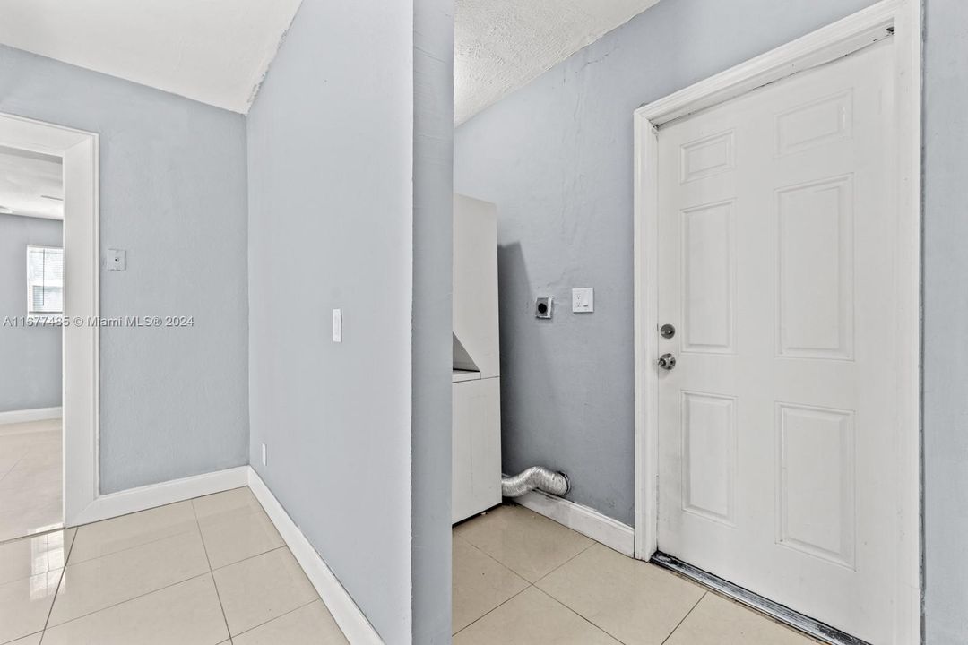 For Sale: $350,000 (3 beds, 1 baths, 888 Square Feet)