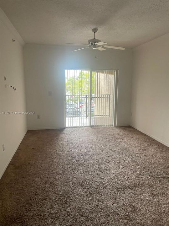 For Rent: $1,900 (1 beds, 1 baths, 690 Square Feet)