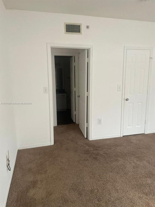 For Rent: $1,900 (1 beds, 1 baths, 690 Square Feet)