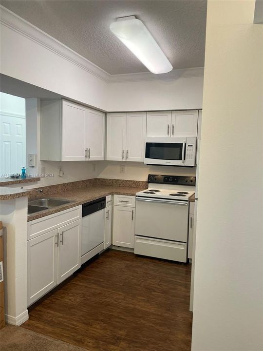 For Rent: $1,900 (1 beds, 1 baths, 690 Square Feet)