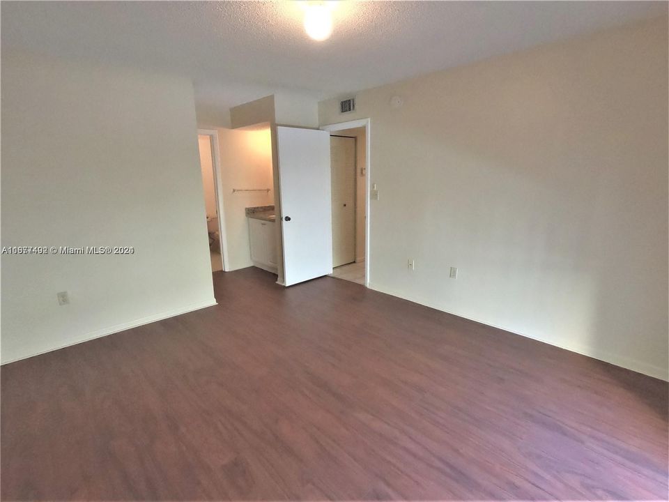 For Rent: $2,300 (2 beds, 2 baths, 1113 Square Feet)