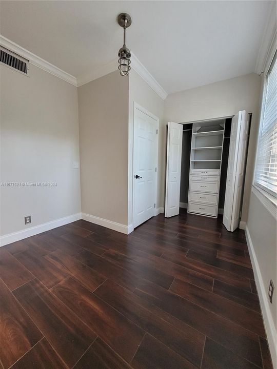 For Rent: $2,850 (2 beds, 1 baths, 960 Square Feet)