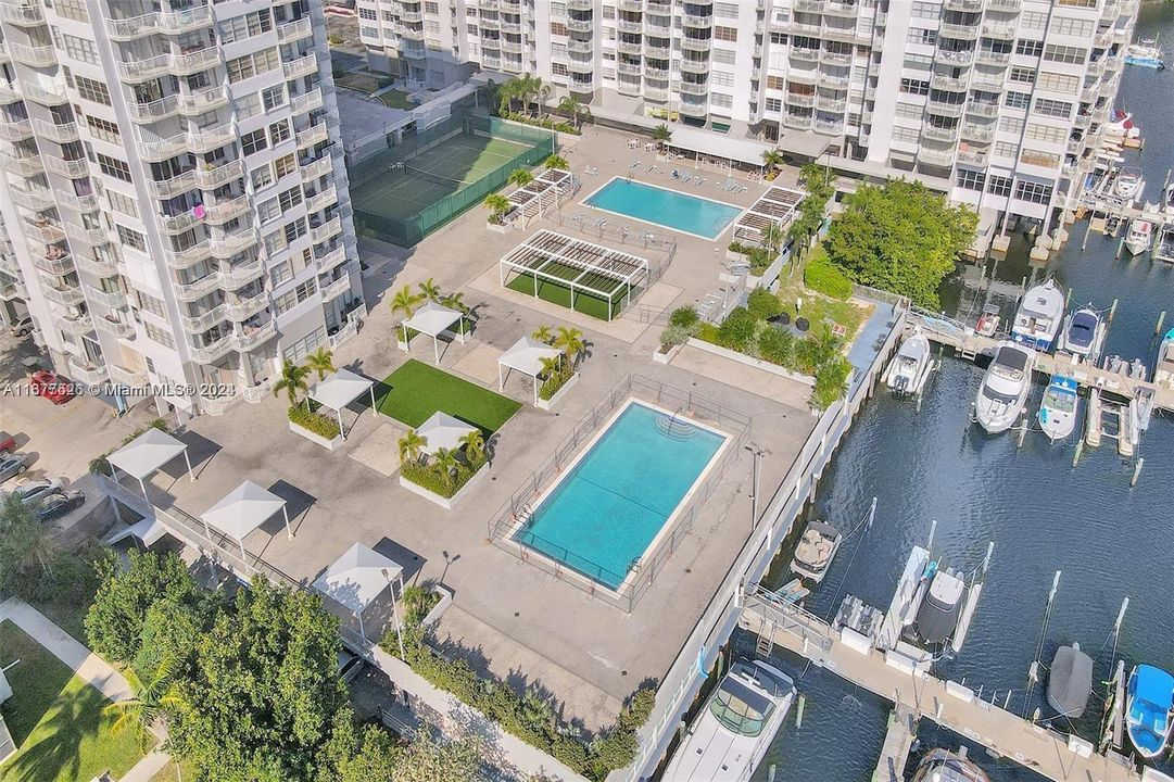 En Venta: $695,000 (4 camas, 4 baños, 3260 Pies cuadrados)