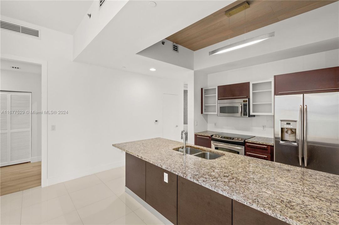 For Sale: $838,000 (2 beds, 2 baths, 1289 Square Feet)