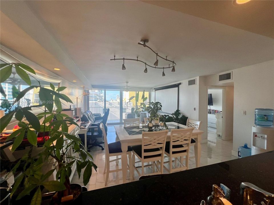 For Sale: $480,000 (2 beds, 1 baths, 855 Square Feet)