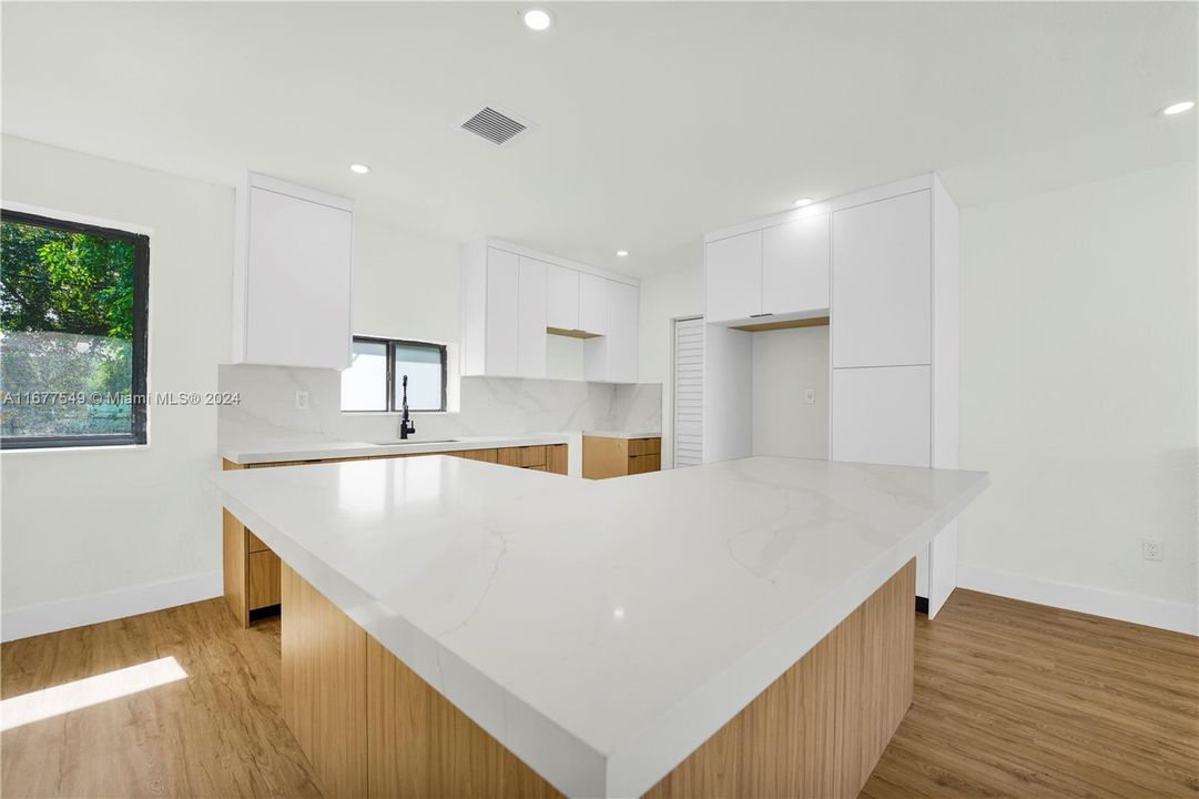 En Venta: $549,900 (4 camas, 3 baños, 1344 Pies cuadrados)