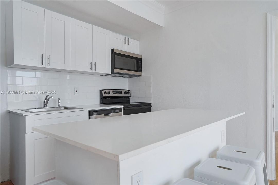 For Sale: $329,000 (2 beds, 2 baths, 760 Square Feet)