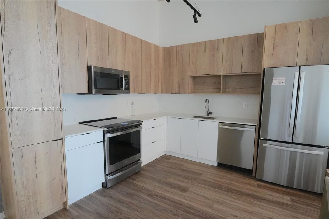 For Rent: $2,000 (0 beds, 1 baths, 618 Square Feet)