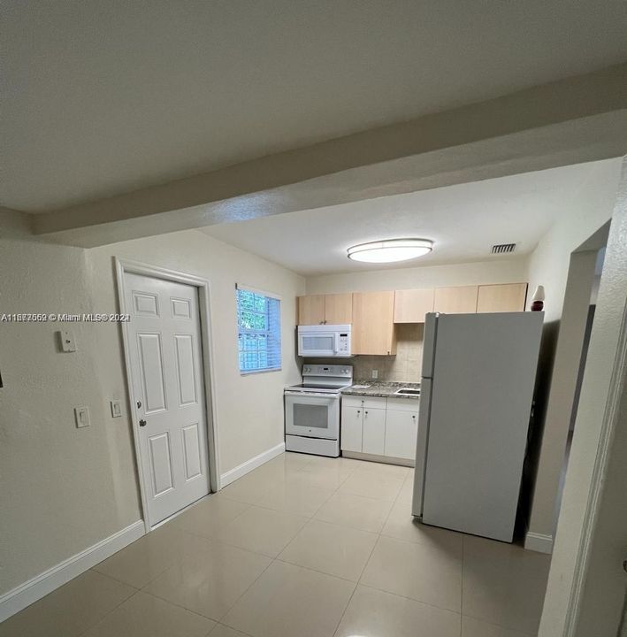 For Rent: $2,700 (3 beds, 2 baths, 933 Square Feet)