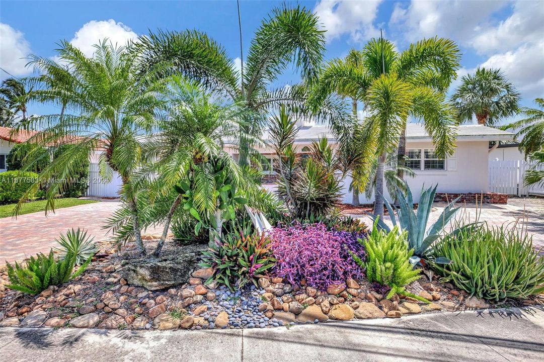 For Sale: $1,700,000 (4 beds, 3 baths, 1934 Square Feet)