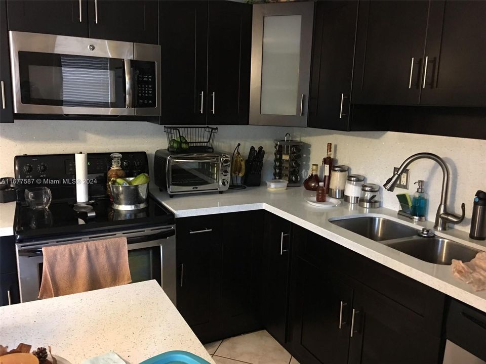 For Rent: $2,300 (2 beds, 2 baths, 940 Square Feet)