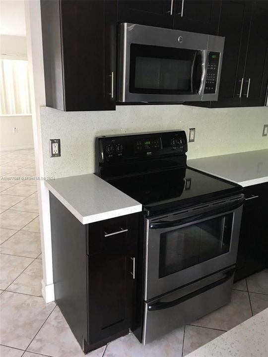 For Rent: $2,300 (2 beds, 2 baths, 940 Square Feet)