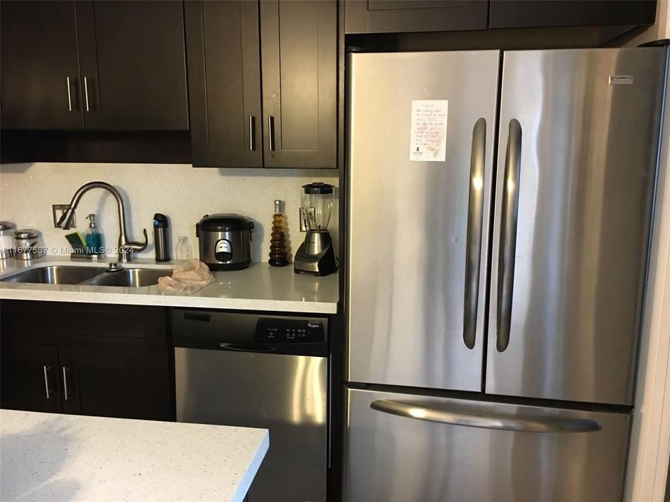 For Rent: $2,300 (2 beds, 2 baths, 940 Square Feet)