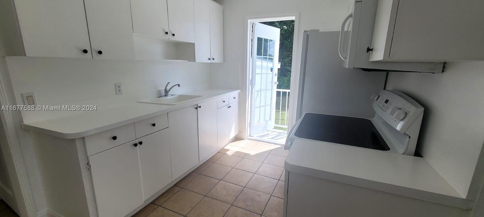 For Sale: $475,000 (3 beds, 2 baths, 905 Square Feet)