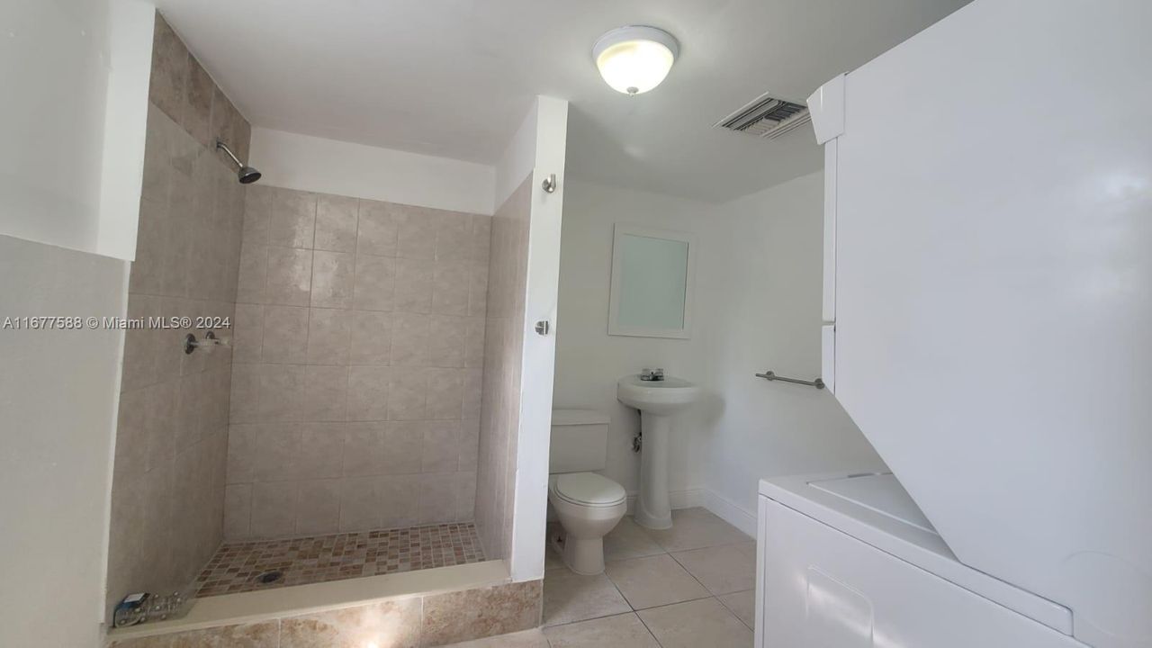 For Sale: $475,000 (3 beds, 2 baths, 905 Square Feet)