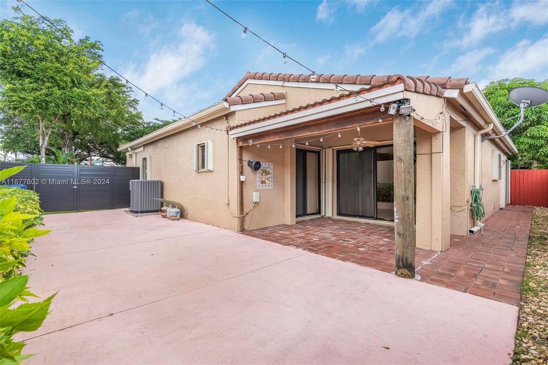 En Venta: $660,000 (3 camas, 2 baños, 1408 Pies cuadrados)