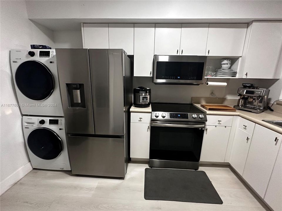 For Rent: $2,700 (2 beds, 1 baths, 866 Square Feet)