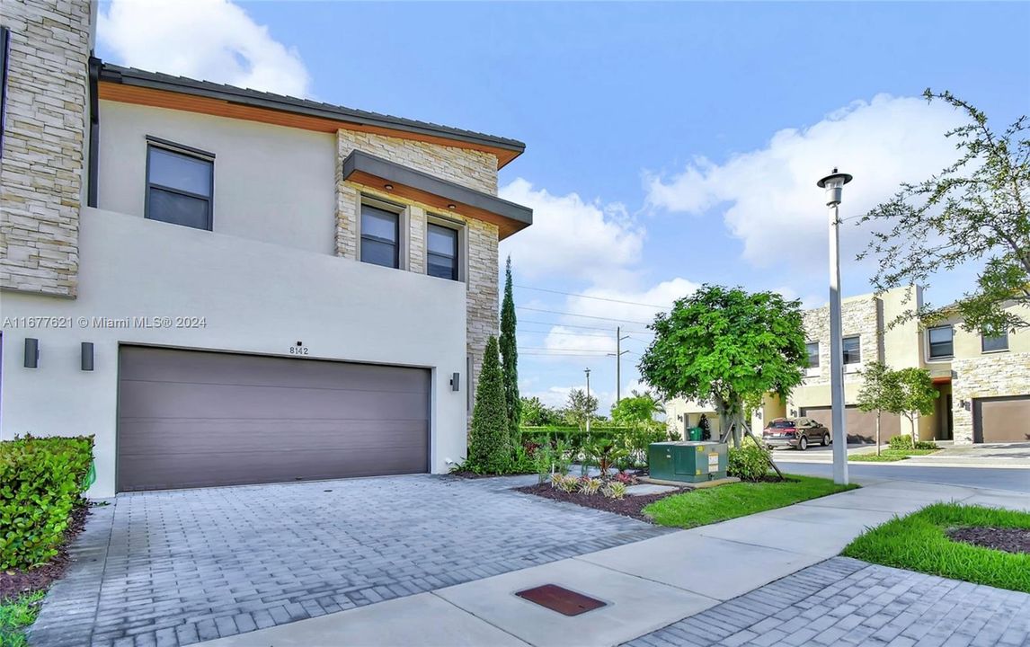 For Sale: $810,000 (3 beds, 2 baths, 2100 Square Feet)