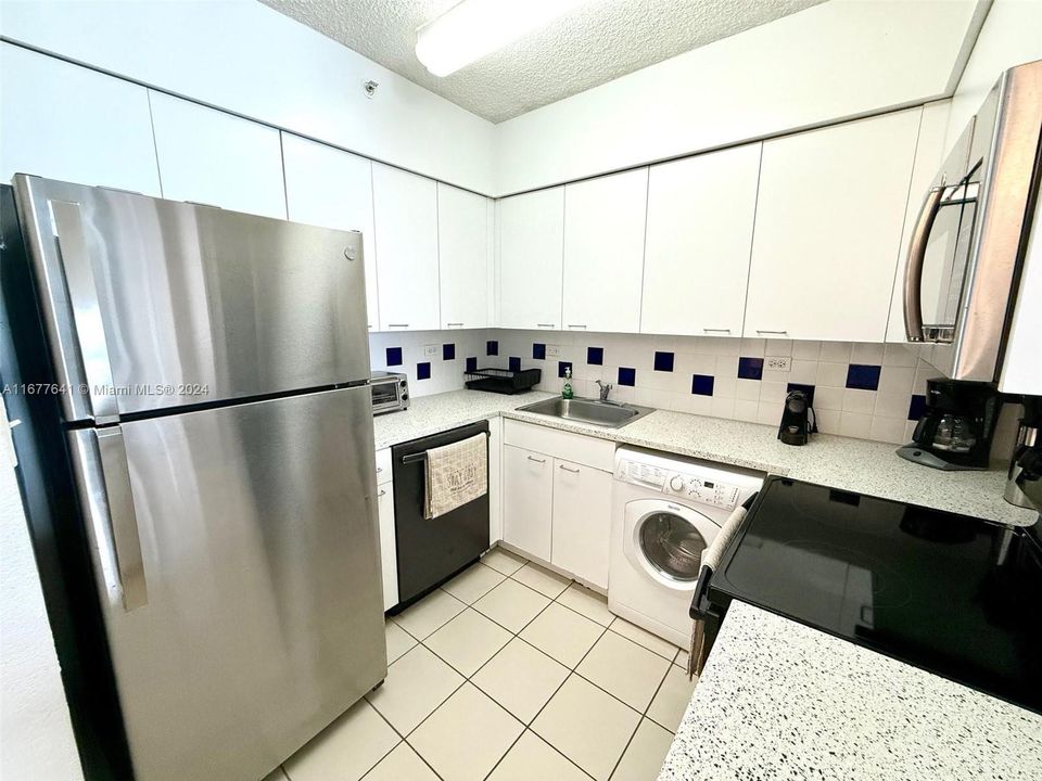 For Rent: $4,000 (1 beds, 1 baths, 727 Square Feet)