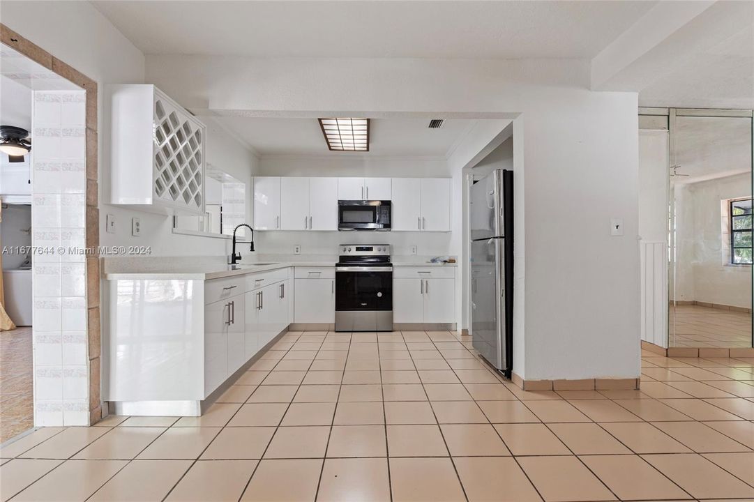 For Rent: $2,999 (3 beds, 2 baths, 1948 Square Feet)