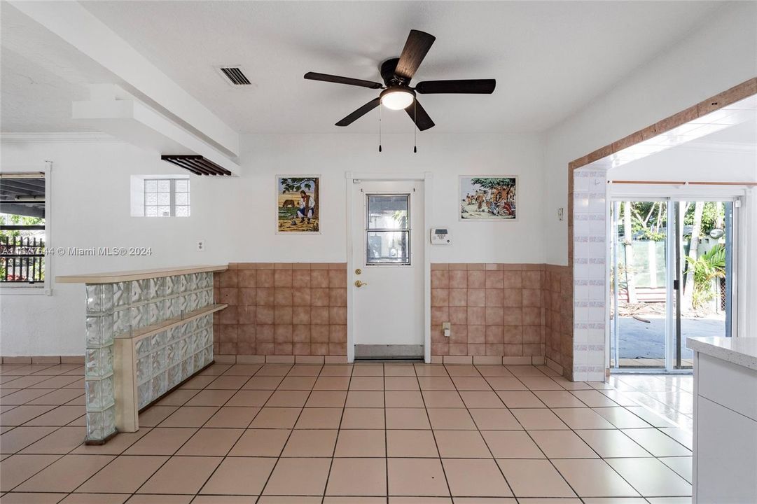 For Rent: $2,999 (3 beds, 2 baths, 1948 Square Feet)