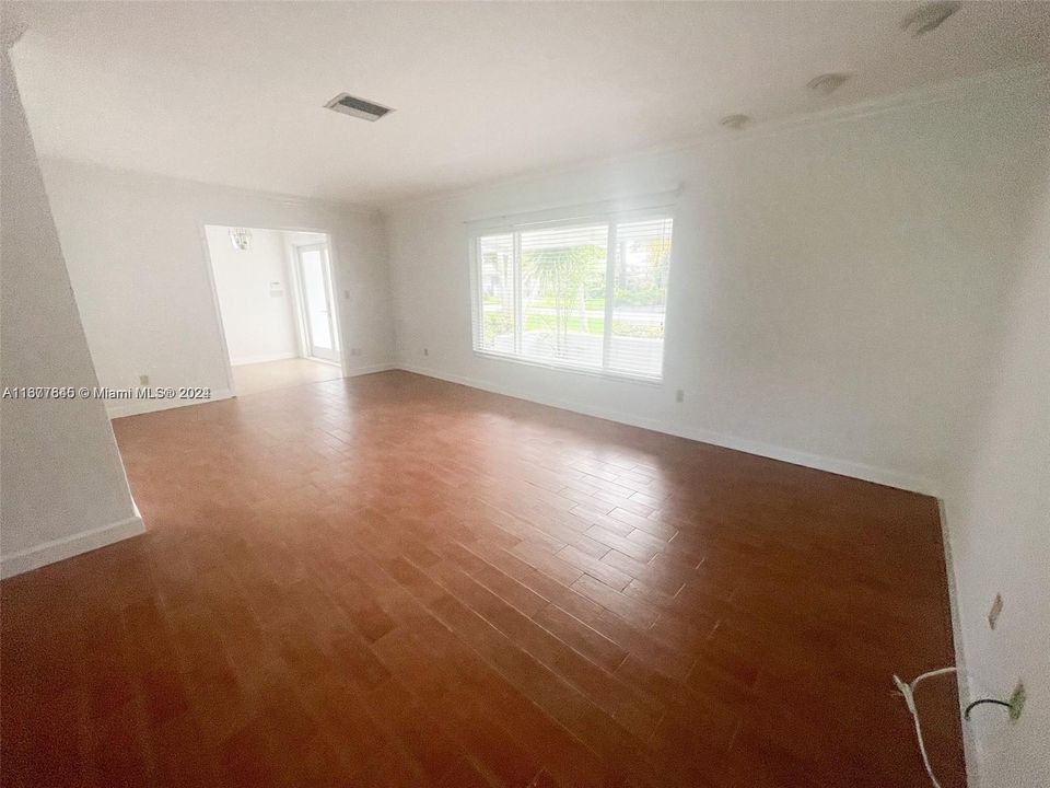 For Rent: $4,300 (3 beds, 2 baths, 1882 Square Feet)