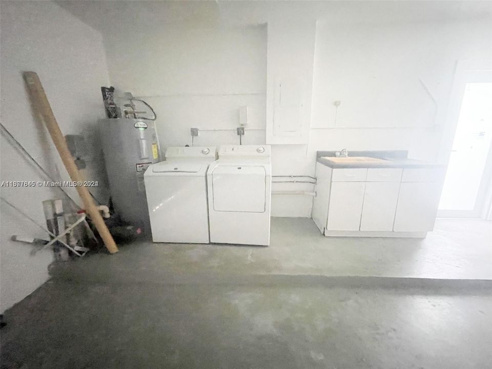 For Rent: $4,300 (3 beds, 2 baths, 1882 Square Feet)