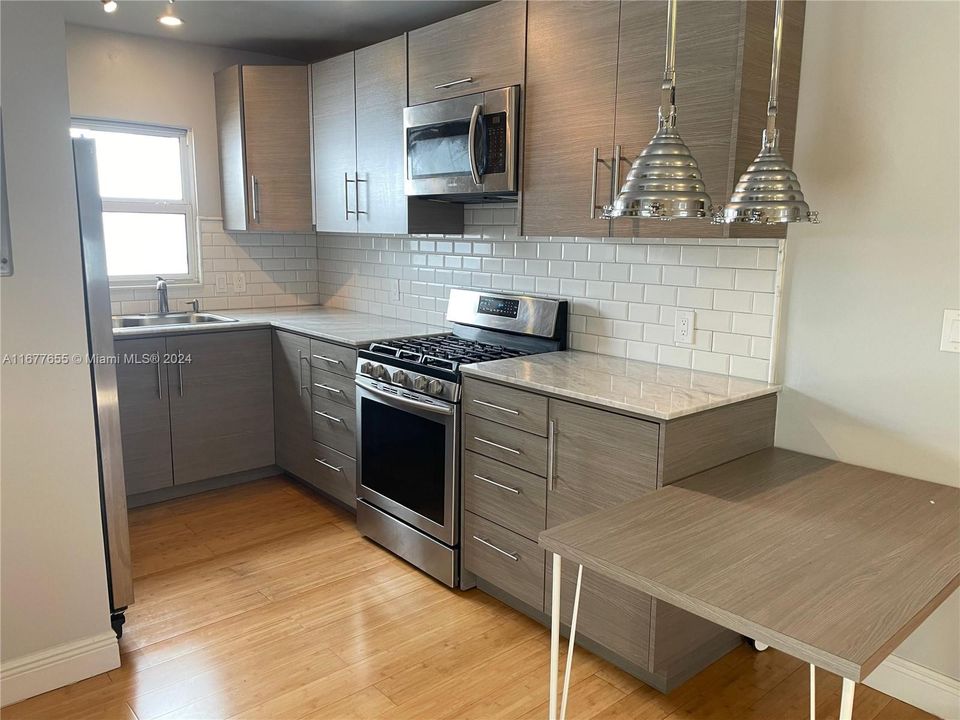 For Rent: $1,900 (1 beds, 1 baths, 741 Square Feet)