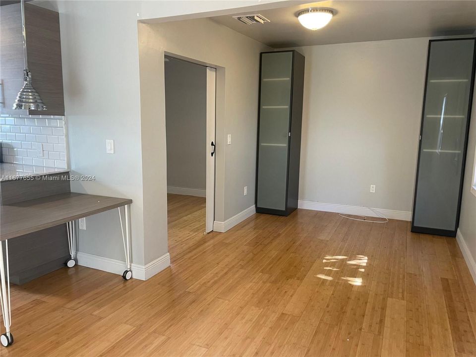 For Rent: $1,900 (1 beds, 1 baths, 741 Square Feet)