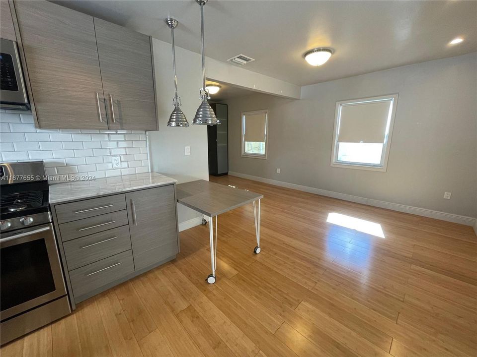 For Rent: $1,900 (1 beds, 1 baths, 741 Square Feet)