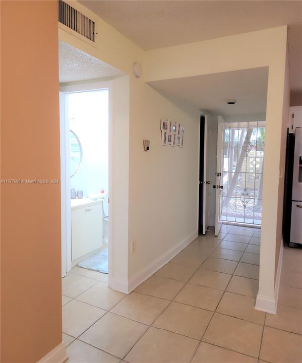 For Rent: $2,100 (1 beds, 1 baths, 707 Square Feet)