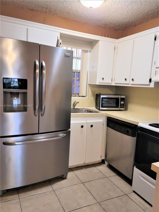 For Rent: $2,100 (1 beds, 1 baths, 707 Square Feet)